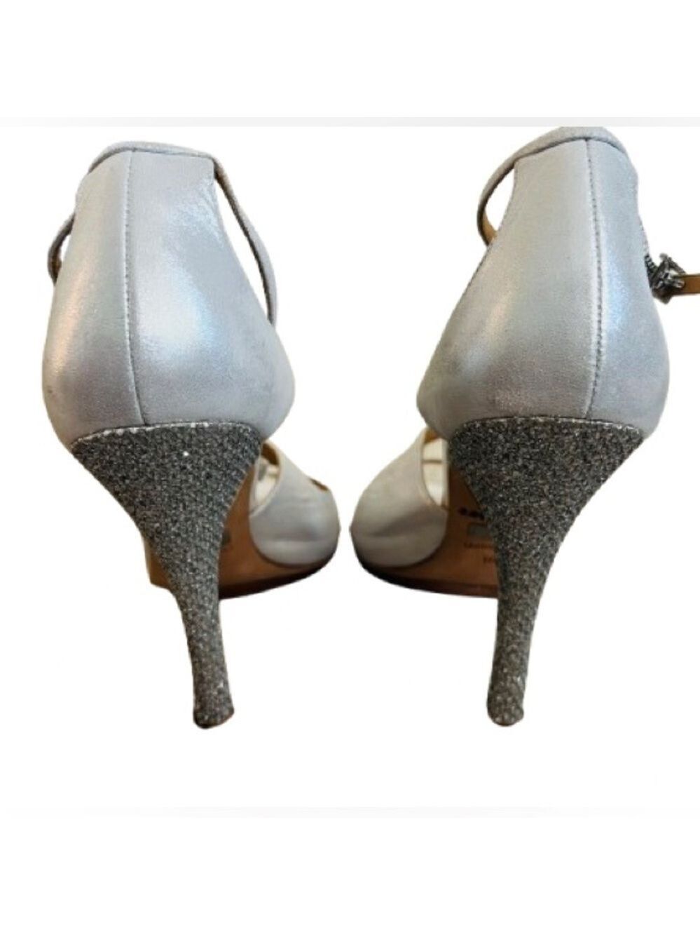 Badgley Mischka Women's
Laguna Platform Pumps Silver
Leather
Size 10 M - Picture 5 of 12